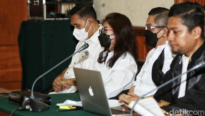 Mantan Kapolres Bukittinggi AKBP Dody Prawiranegara, Linda Pujiastuti dan mantan Kapolsek Kalibaru Kompol Kasranto bersiap menjalani sidang vonis di Pengadilan Negeri Jakarta Barat, Rabu (10/5/2023).