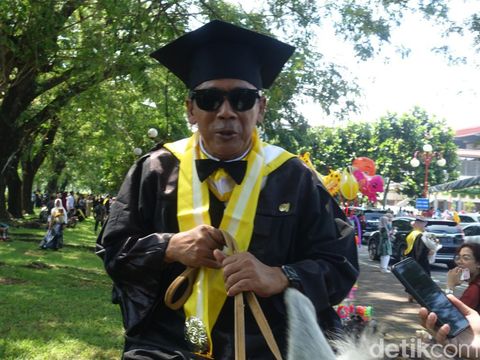 Momen Endra Harsaya, mahasiswa program pasca sarjana UGM menaiki kuda usai upacara wisuda, Rabu (10/5/2023).