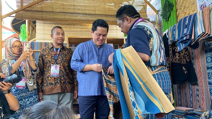 Momen Erick Thohir Borong Dagangan UMKM di Labuan Bajo Menteri BUMN Erick Thohir memborong produk UMKM di SME's HUB di Marina Waterfront Labuan Bajo, Selasa (9/5/2023). SME's HUB tersebut merupakan side event KTT ASEAN ke-42 di Labuan Bajo yang berlangsung selama lima hari, 9-13 Mei 2023.
