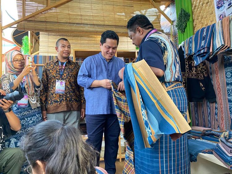 Momen Erick Thohir Borong Dagangan UMKM di Labuan Bajo