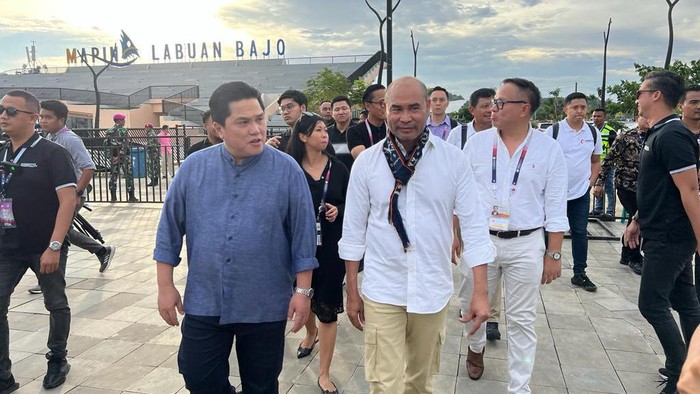 Menteri BUMN Erick Thohir memborong produk UMKM di SME's HUB di Marina Waterfront Labuan Bajo, Selasa (9/5/2023). SME's HUB tersebut merupakan side event KTT ASEAN ke-42 di Labuan Bajo yang berlangsung selama lima hari, 9-13 Mei 2023.