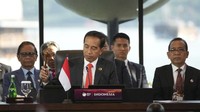 Presiden Indonesia Joko Widodo mengetok palu menandai dibukanya Konferensi Tingkat Tinggi (KTT) Ke-42 ASEAN, di Labuan Bajo, Manggarai Barat, NTT, Rabu (10/5/2023). (AP Photo/Achmad Ibrahim) 