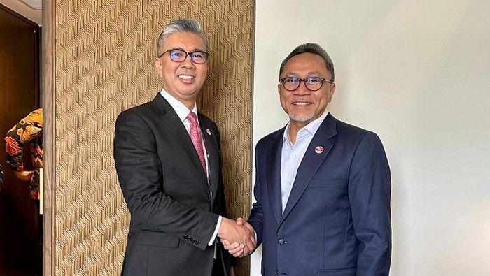 Mendag Zulhas melakukan pertemuan bilateral dengan Menteri Investasi, Perdagangan, dan Industri Malaysia, di sela KTT ASEAN.