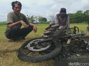 Gagal Beraksi, 2 Penjambret di Pasuruan Dihajar Lalu Motor Dibakar