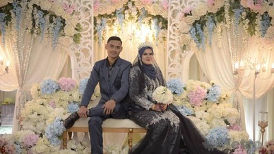 8 Foto Pasangan Viral Guruku Kini Istriku, Beda Usia 26 Tahun