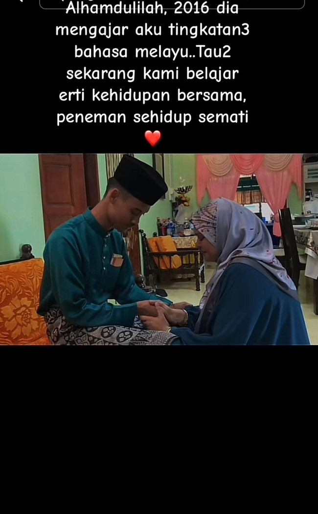 Menurut Danial, keinginan untuk mengenal Jamilah lebih jauh berawal setelah sang guru mengirimkan pesan ucapan ulang tahun saat dia duduk di bangku SMA. Sejak saat itu, Danial menjelaskan hubungannya dengan Jamilah semakin dekat dan timbul perasaan sayang. Danial pun mencoba untuk mendekati Jamilah. “Pada saat itu, saya beranikan diri untuk mengungkapkan perasaan namun Jamilah menolak dengan alasan faktor usia dan statusnya sebagai seorang guru, kenang Danial. “Akan tetapi saya enggan berputus asa dan mencoba mencari jalan dengan menguhubungi dan mengirimkan pesan lewat WhatsApp. Hingga pada suatu hati, dia tidak mengangkat panggilan dan membalas pesan dari saya, jelasnya lagi. Foto: Dok. Mstar.