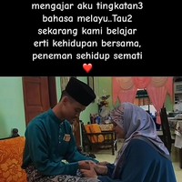 Menurut Danial, keinginan untuk mengenal Jamilah lebih jauh berawal setelah sang guru mengirimkan pesan ucapan ulang tahun saat dia duduk di bangku SMA. Sejak saat itu, Danial menjelaskan hubungannya dengan Jamilah semakin dekat dan timbul perasaan sayang. Danial pun mencoba untuk mendekati Jamilah. “Pada saat itu, saya beranikan diri untuk mengungkapkan perasaan namun Jamilah menolak dengan alasan faktor usia dan statusnya sebagai seorang guru, kenang Danial. “Akan tetapi saya enggan berputus asa dan mencoba mencari jalan dengan menguhubungi dan mengirimkan pesan lewat WhatsApp. Hingga pada suatu hati, dia tidak mengangkat panggilan dan membalas pesan dari saya, jelasnya lagi. Foto: Dok. Mstar.