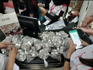 Nenek di Malang Beli Motor Pakai Uang Receh, Pegawai Hitung hingga 3 Jam