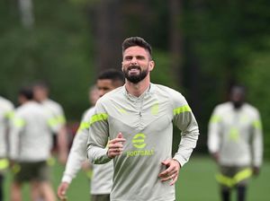 Giroud Pede Bisa Main di Derby Milan