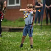 Dalam acara amal tersebut, Pangeran Louis yang baru berusia lima tahun aktif mengikuti berbagai kegiatan. Salah satunya panahan. (Foto: Daniel Leal - WPA Pool/Getty Images)