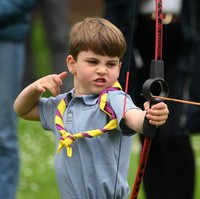 Dikenal sangat ekspresif, Pangeran Louis bersemangat untuk unjuk kebolehan dalam memanah. Lagi-lagi terlihat dari raut wajahnya yang begitu serius. (Foto: Daniel Leal - WPA Pool/Getty Images)