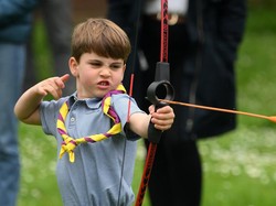 Foto: Keseruan Pangeran Louis Belajar Panahan dan Melahap Marshmallow