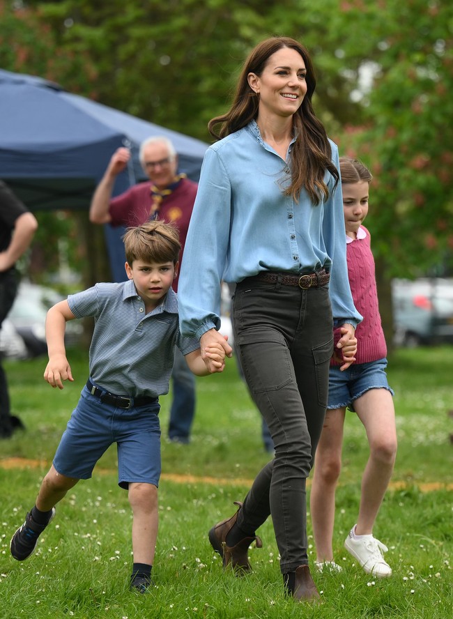 Pangeran Louis sekali lagi mencuri atensi. Pada Senin (8/5/2023), ia ikut ambil bagian di acara amal Big Help Out bersama kedua orangtuanya, Pangeran William dan Kate Middleton. Kedua kakak Louis, Pangeran George dan Putri Charlotte juga hadir. (Foto: Daniel Leal - WPA Pool/Getty Images)