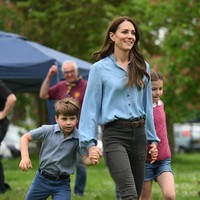 Pangeran Louis sekali lagi mencuri atensi. Pada Senin (8/5/2023), ia ikut ambil bagian di acara amal Big Help Out bersama kedua orangtuanya, Pangeran William dan Kate Middleton. Kedua kakak Louis, Pangeran George dan Putri Charlotte juga hadir. (Foto: Daniel Leal - WPA Pool/Getty Images)