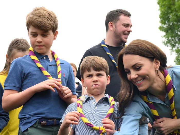 LONDON, ENGLAND - MAY 08: Prince Louis of Wales and Catherine, Princess of Wales toast marshmallows as they take part in the Big Help Out, during a visit to the 3rd Upton Scouts Hut in Slough on May 8, 2023 in London, England. The Big Help Out is a day when people are encouraged to volunteer in their communities. It is part of the celebrations of the Coronation of Charles III and his wife, Camilla, as King and Queen of the United Kingdom of Great Britain and Northern Ireland, and the other Commonwealth realms that took place at Westminster Abbey on Saturday, May 6, 2023. (Photo by Daniel Leal - WPA Pool/Getty Images)