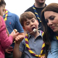 Pangeran Louis fokus melahap marshmallow. Mungkin ia sudah sangat kelaparan setelah energinya terkuras untuk beramal. (Foto: Daniel Leal - WPA Pool/Getty Images)