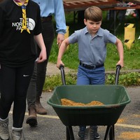 Ia kemudian mendorong sendiri kereta sorong yang berisi pasir tadi. Semangat Louis ini sesuai dengan tujuan acara Big Help Out yakni mendorong gerakan relawan yang diadakan sebagai bagian dari acara penobatan kakeknya, Raja Charles III. (Foto: Daniel Leal - WPA Pool/Getty Images)