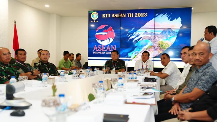 Panglima TNI Laksamana TNI Yudo Margono memeriksa langsung Pos Komando (Posko) Satuan Tugas Intelijen Komando Gabungan Terpadu Pengamanan Very Very Important Person (Satgasintel Kogabpadpam VVIP) KTT ke-42 ASEAN.