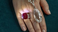 Balai lelang asal Inggris Christies, seperti dilaporkan Reuters pada Senin (8/5) waktu setempat, mengatakan beberapa dari perhiasannya yang paling spektakuler termasuk kalung berlian Briolette of India 90 karat Harry Winston, dan Ruby Matahari Terbit serta cincin berlian Cartier akan dilelang dengan kisaran harga diperkirakan mencapai 20 juta dolar AS (Rp295 miliar). Ini belum termasuk lebih dari 100 item perhiasan dari rumah mode Bvlgari.