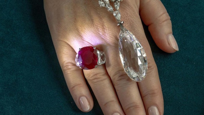 Para Sultan Bersiap, 700 Perhiasan Miliarder Austria Akan Dilelang A Three Strand Natural Pearl Necklace by Harry Winston is seen during a preview of the 700-piece jewellery collection of the late Austrian billionaire Heidi Horten at Christie’s before the auction sale in Geneva, Switzerland, May 8, 2023. REUTERS/Denis Balibouse
