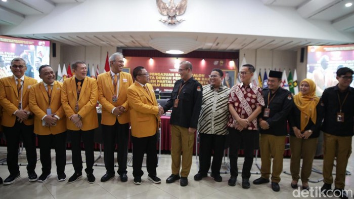 Partai Hanura Daftarkan Caleg DPR 2024 ke KPU Ketua Umum Partai Hanura Oesman Sapta Odang (OSO) bersama kadernya tiba di kantor KPU RI, Jakarta Pusat, Rabu (10/05/2023). Kedatangan Partai Hanura untuk mendaftarkan kadernya sebagai calon anggota legislatif 2024.