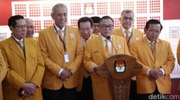 Rombongan kader Hanura terlihat kompak memakai jas partai warna kuning. Terlihat Sekretaris Jenderal Partai Hanura Kodrat Shah turut mendampingi OSO.