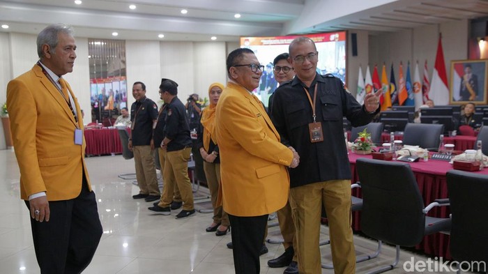 Partai Hanura Daftarkan Caleg DPR 2024 ke KPU Ketua Umum Partai Hanura Oesman Sapta Odang (OSO) bersama kadernya tiba di kantor KPU RI, Jakarta Pusat, Rabu (10/05/2023). Kedatangan Partai Hanura untuk mendaftarkan kadernya sebagai calon anggota legislatif 2024.