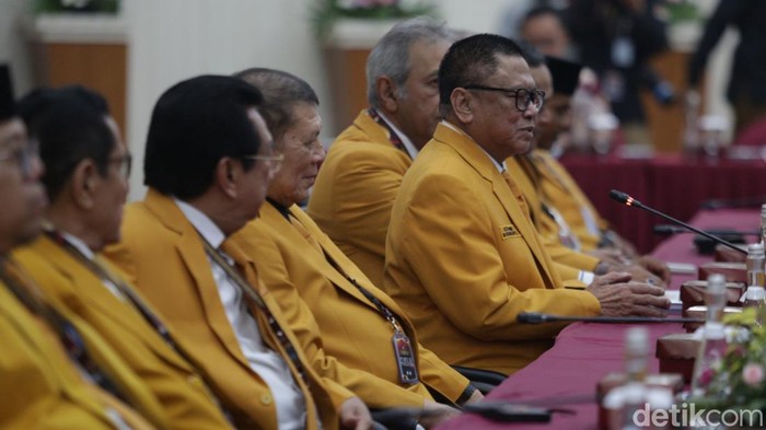 Ketua Umum Partai Hanura Oesman Sapta Odang (OSO) bersama kadernya tiba di kantor KPU RI, Jakarta Pusat, Rabu (10/05/2023). Kedatangan Partai Hanura untuk mendaftarkan kadernya sebagai calon anggota legislatif 2024.
