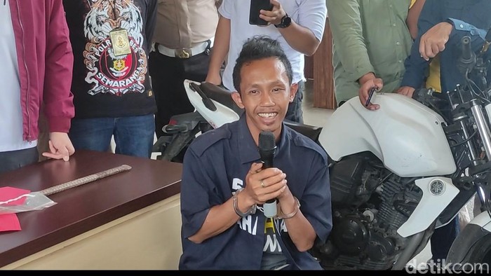 Muhammad Husen tersangka pembunuhan bos depot air isi ulang Semarang tersenyum saat jumpa pers, Rabu (10/5/2023).