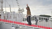 Perdana Menteri (PM) Vietnam Pham Minh Chinh menaiki kapal pinisi di sela KTT ke-42 ASEAN di Labuan Bajo, NTT, Rabu (10/5/2023).