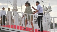 Presiden Filipina Ferdinand Romualdez Marcos Jr (kiri) bersama istri Louise Araneta Marcos menaiki kapal pinisi di sela KTT ke-42 ASEAN di Labuan Bajo, NTT, Rabu (10/5/2023).