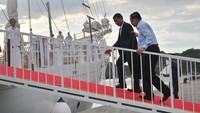 Perdana Menteri (PM) Kamboja Hun Sen (kanan) menaiki kapal pinisi di sela KTT ke-42 ASEAN di Labuan Bajo, NTT, Rabu (10/5/2023).