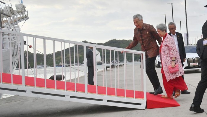 Deputi Perdana Menteri sekaligus Menteri Luar Negeri Thailand Don Pramudwinai menaiki kapal pinisi di sela KTT ke-42 ASEAN di Labuan Bajo, NTT, Rabu (10/5/2023). Presiden mengajak pemimpin negara-negara peserta KTT ke-42 ASEAN berlayar dengan kapal pinisi untuk menyaksikan keindahan alam Labuan Bajo. POOL/ANTARA FOTO/Akbar Nugroho Gumay