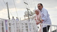 Perdana Menteri Malaysia Anwar Ibrahim (kanan) bersama istri Wan Azizah Wan Ismail menaiki kapal pinisi di sela KTT ke-42 ASEAN di Labuan Bajo, NTT, Rabu (10/5/2023).