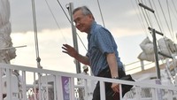 Deputi Perdana Menteri sekaligus Menteri Luar Negeri Thailand Don Pramudwinai menaiki kapal pinisi di sela KTT ke-42 ASEAN.