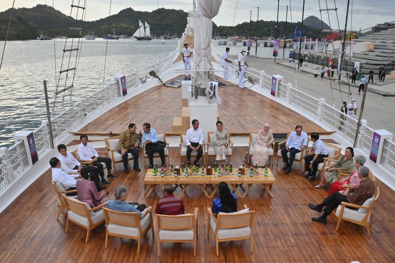 Deputi Perdana Menteri sekaligus Menteri Luar Negeri Thailand Don Pramudwinai menaiki kapal pinisi di sela KTT ke-42 ASEAN di Labuan Bajo, NTT, Rabu (10/5/2023). Presiden mengajak pemimpin negara-negara peserta KTT ke-42 ASEAN berlayar dengan kapal pinisi untuk menyaksikan keindahan alam Labuan Bajo. POOL/ANTARA FOTO/Akbar Nugroho Gumay