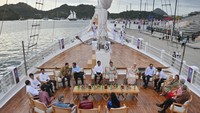 Presiden Joko Widodo (tengah) didampingi Ibu Negara Iriana Joko Widodo dan sejumlah kepala negara peserta KTT ke-42 ASEAN menaiki kapal pinisi di Labuan Bajo, NTT, Rabu (10/5/2023). Presiden mengajak pemimpin negara-negara peserta KTT ke-42 ASEAN menaiki kapal pinisi untuk menyaksikan keindahan alam Labuan Bajo.