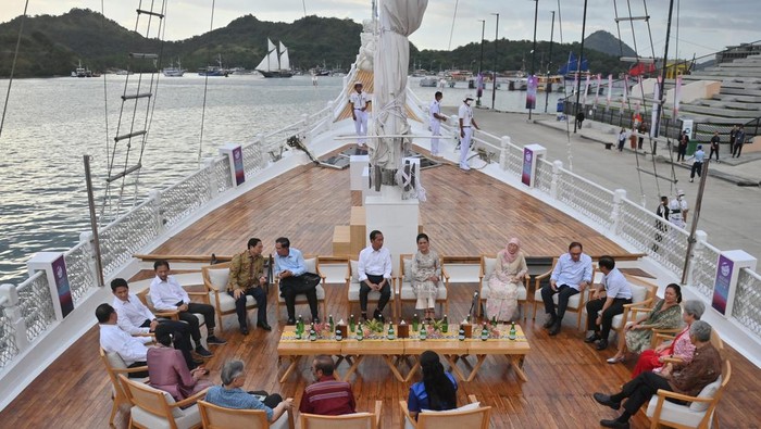 Pemimpin negara ASEAN saksikan keindahan Labuan Bajo Deputi Perdana Menteri sekaligus Menteri Luar Negeri Thailand Don Pramudwinai menaiki kapal pinisi di sela KTT ke-42 ASEAN di Labuan Bajo, NTT, Rabu (10/5/2023). Presiden mengajak pemimpin negara-negara peserta KTT ke-42 ASEAN berlayar dengan kapal pinisi untuk menyaksikan keindahan alam Labuan Bajo. POOL/ANTARA FOTO/Akbar Nugroho Gumay