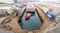 Kapal tongkang telah ditarik dari bekas tempat berlabuhnya di Italia, dan kini telah tiba di pelabuhan Falmouth, Cornwall.  