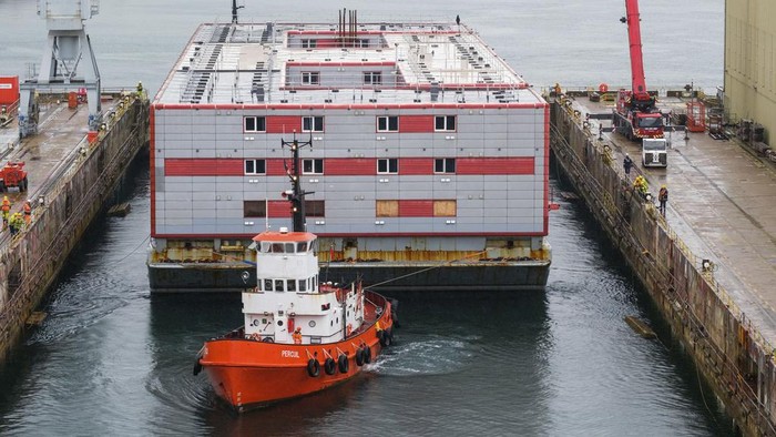 Penampakan Kapal Tongkang yang Bisa Menampung 500 Imigran The Bibby Stockholm accommodation barge arrives into Falmouth, Cornwall, England, to undergo inspection Tuesday May 9, 2023. The 222-bedroom, three-storey vessel, will house around 500 migrants when it is in position in Portland Port. (Matt Keeble/PA via AP)