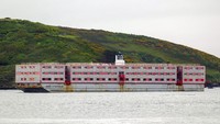 Kapal tiga lantai itu akan menampung sekitar 500 imigran saat berada di Pelabuhan Portland, lepas pantai kota Weymouth.  