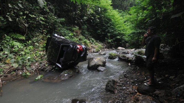 Penampakan Mobil Jatuh ke Jurang di Sungai manton Klaten, Ini Penyebabnya Warga melihat kondisi kendaraan mobil yang mengalami kecelakaan jatuh ke jurang di Sungai Manton, Jatinom, Klaten, Jawa Tengah, Rabu (10/5/2023). Kecelakaan tersebut terjadi lantaran pengemudi yang sedang belajar setir mobil itu tidak dapat mengendalikan dengan baik hingga mobil jatuh ke jurang dan menyebabkan dua orang luka ringan. ANTARA FOTO/Aloysius Jarot Nugroho/aww.