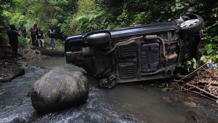 Warga melihat kondisi kendaraan mobil yang mengalami kecelakaan jatuh ke jurang di Sungai Manton, Jatinom, Klaten, Jawa Tengah, Rabu (10/5/2023). Kecelakaan tersebut terjadi lantaran pengemudi yang sedang belajar setir mobil itu tidak dapat mengendalikan dengan baik hingga mobil jatuh ke jurang dan menyebabkan dua orang luka ringan. ANTARA FOTO/Aloysius Jarot Nugroho/aww.