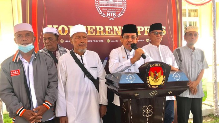 Lalu Suhaimi Ismy saat mendaftar menjadi bakal calon anggota DPD di Kantor KPU NTB pada Rabu (10/5/2023) siang.