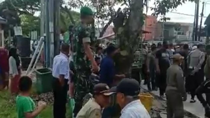 Penertiban Lapangan Sejati oleh Satpol PP Medan sempat bentrok dengan warga. (Foto: Istimewa)
