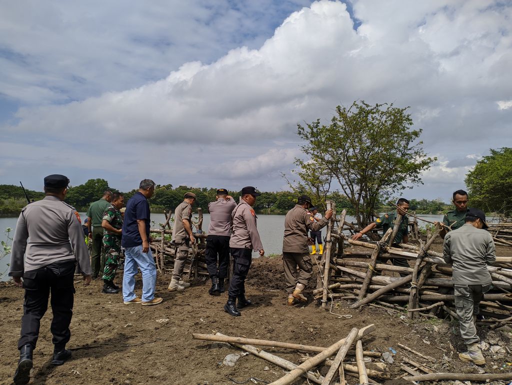 AirNav cabang Lombok menyebut ratusan kerbau yang dilepasliarkan di area Bandara Internasional Lombok berpotensi mengganggu penerbangan.