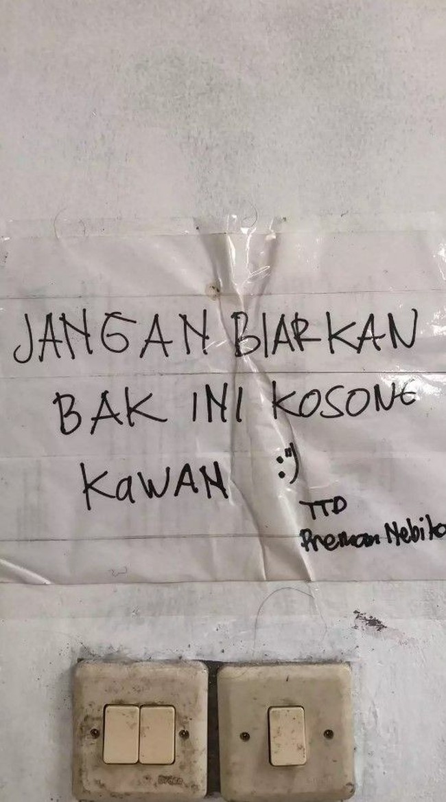 Walaupun preman namun memberi peringatannya masih baik-baik nih. Jangan sampai aja bikin sang preman jadi marah. Foto: Twitter/@txtdarikostan
