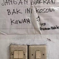Walaupun preman namun memberi peringatannya masih baik-baik nih. Jangan sampai aja bikin sang preman jadi marah. Foto: Twitter/@txtdarikostan