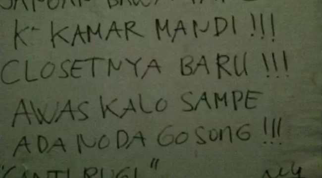 Kira-kira kalau sampai gosong itu klosetnya dipakai untuk apa ya? Ada-ada saja bisa sampai gosong. Foto: Twitter/@txtdarikostan