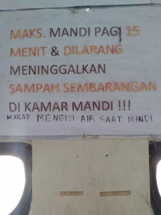 Nasib kalau pakai kamar mandi beramai-ramai gini nih. Kamu pernah mengalami masa-masa jadi anak kos kayak gini nggak? Foto: Twitter/@txtdarikostan